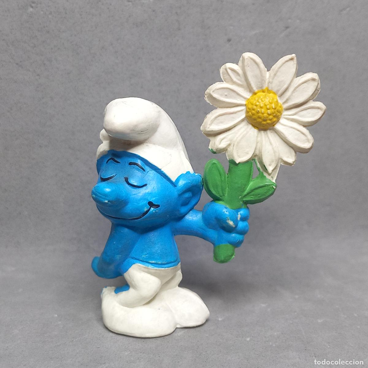 Gummi- und PVC-Figuren: Antigua figura del Pitufo amoroso o enamorado con una flor. No se aprecia marca ni licencia Peyo.