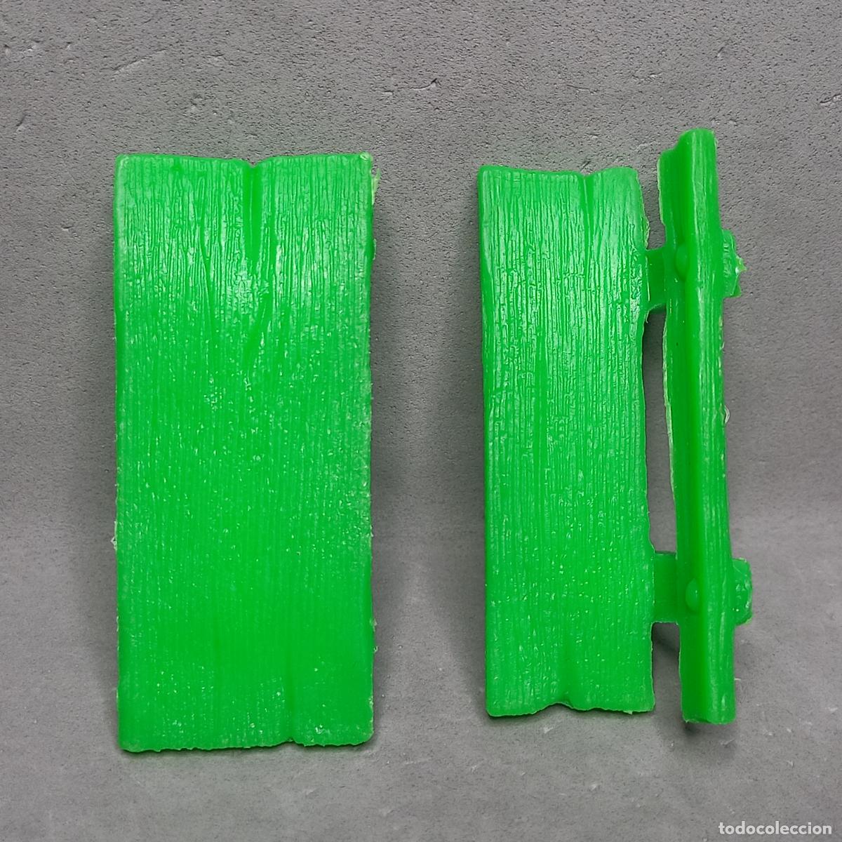 Gummi- und PVC-Figuren: Antiguo banco y mesa de los Pitufos. No se aprecia marca ni licencia Peyo.