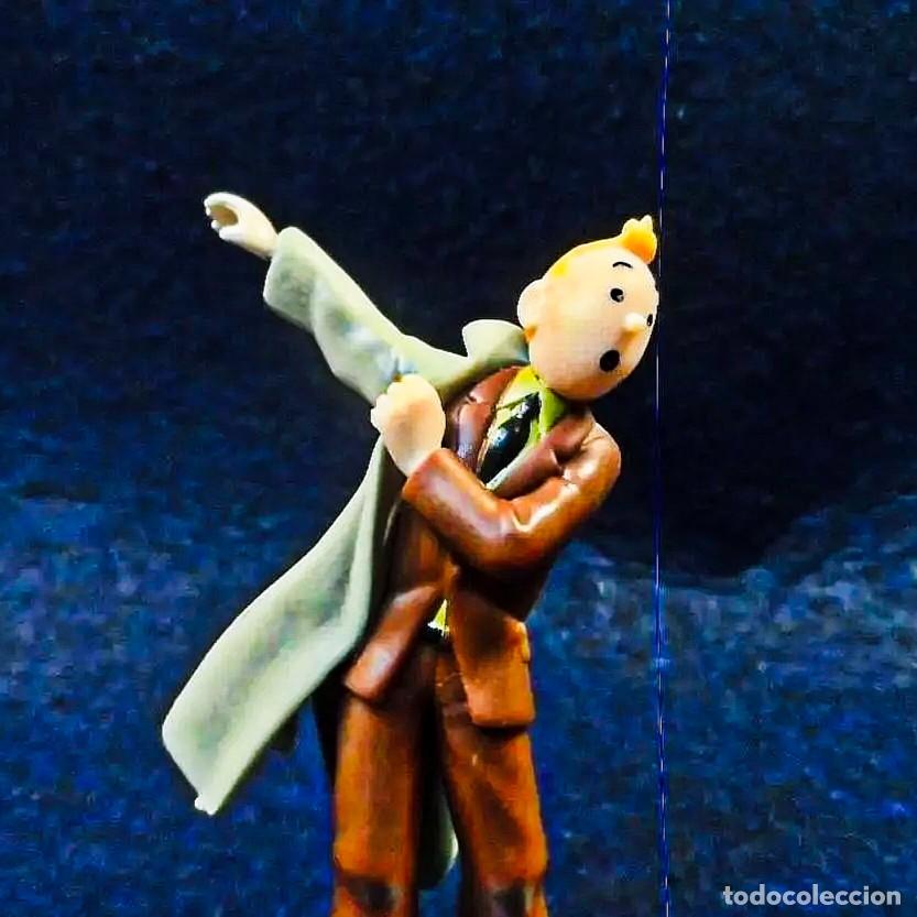 Gummi- und PVC-Figuren: TINTIN PONIENDOSE LA GABARDINA. PVC. MED. 9 X 4,5 MM. CON PEANA. PRECINTADO