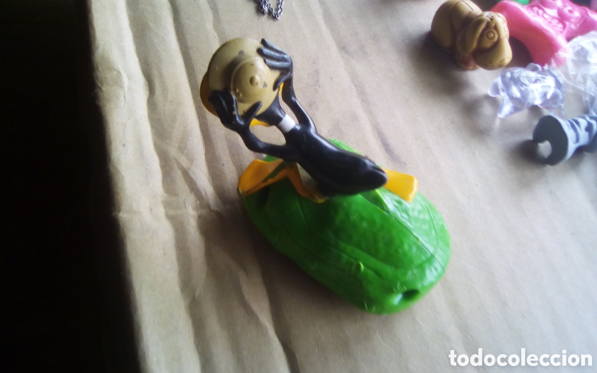 Figuras de Goma y PVC: Figura Pato Lucas sobre roca con ruedas. MFG for Burger King Corp. (S03). Mide 10 cm.