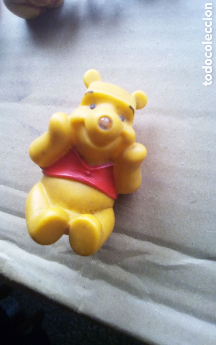 Figuras de Goma y PVC: Oso Winnie The Pooh. &copy; Disney - Energizer. Tiene un enganche para colgar. Mide 7 cm.