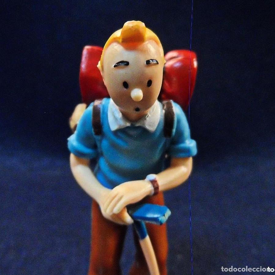 Gummi- und PVC-Figuren: TINTIN CON EQUIPO DE MONTA&Ntilde;A. PVC. MED. 9 X 3,5 CMS. CON PEANA. PRECINTADO