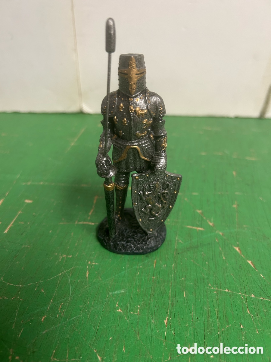 Figuras de Goma y PVC: FIGURA CABALLERO MEDIAVAL CON ESCUDO Y LANZA DE PLASTICO