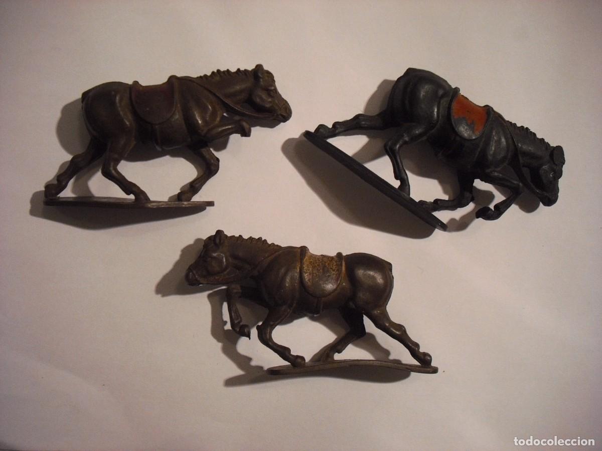 Figurines en Caoutchouc et PVC: LOTE DE 3 CABALLOS CON BASE, PVC