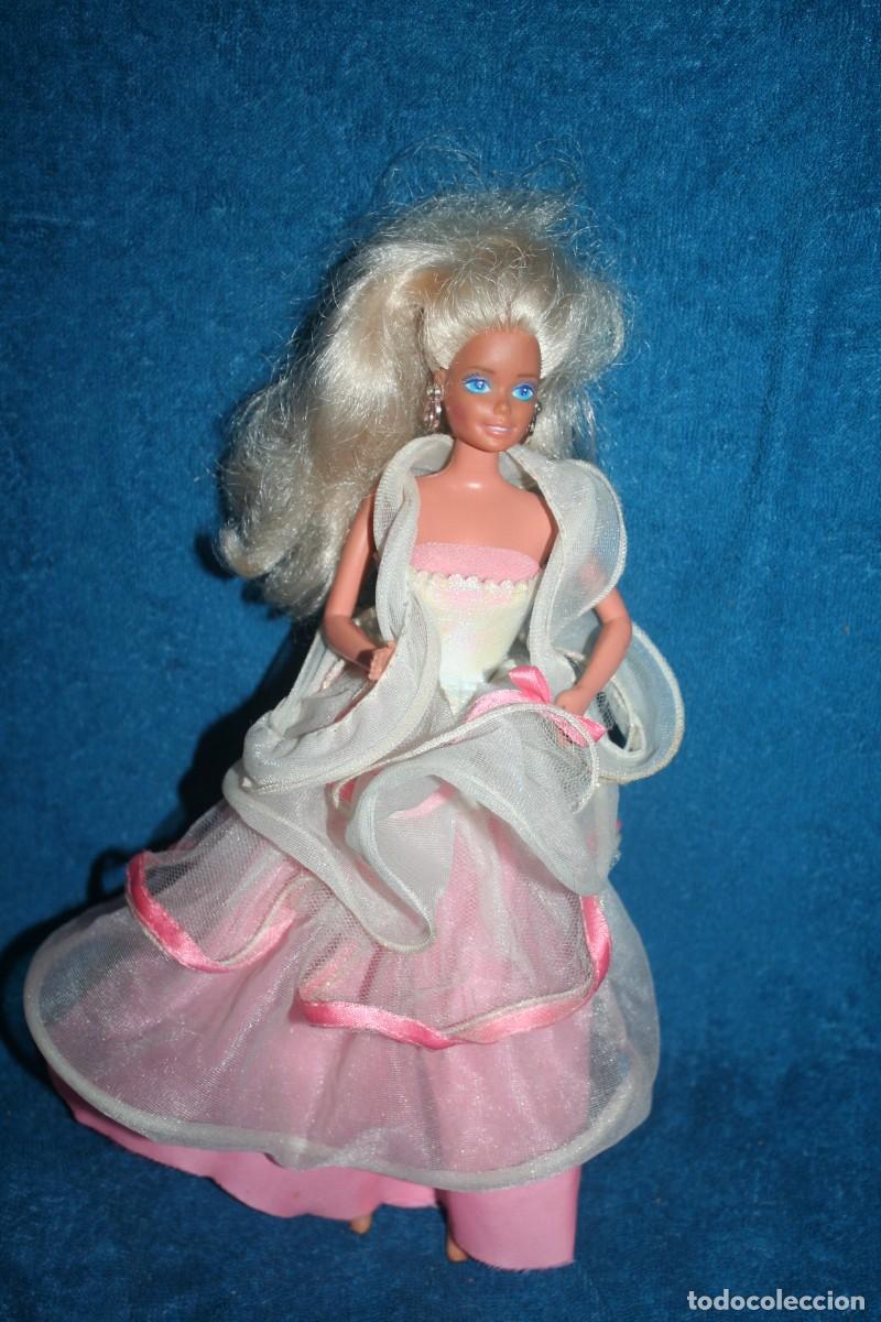 Figuras de goma y PVC: mu&ntilde;eca barbie magic dance ropa original - Foto 2