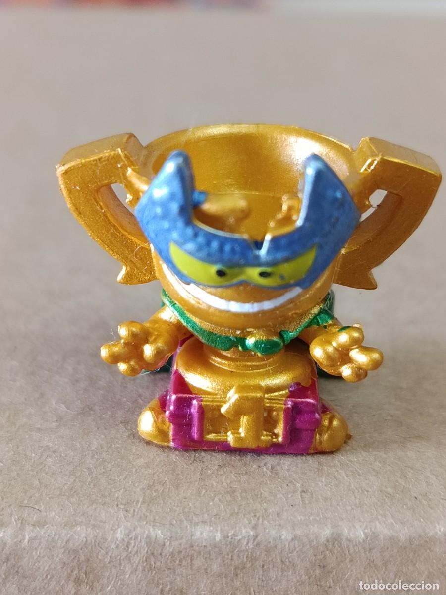 Figuras de Goma y PVC: Figura superthings/ superzings copa dorada
