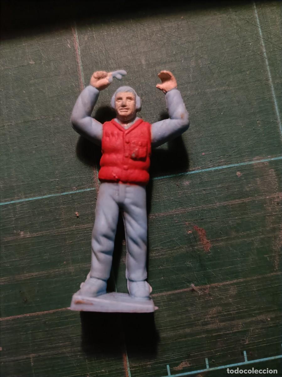 Figuras de Goma y PVC: FIGURA DE TIO SE&Ntilde;ALIZANDO DE SCALECTRIX O SIMILAR MAQUETAS