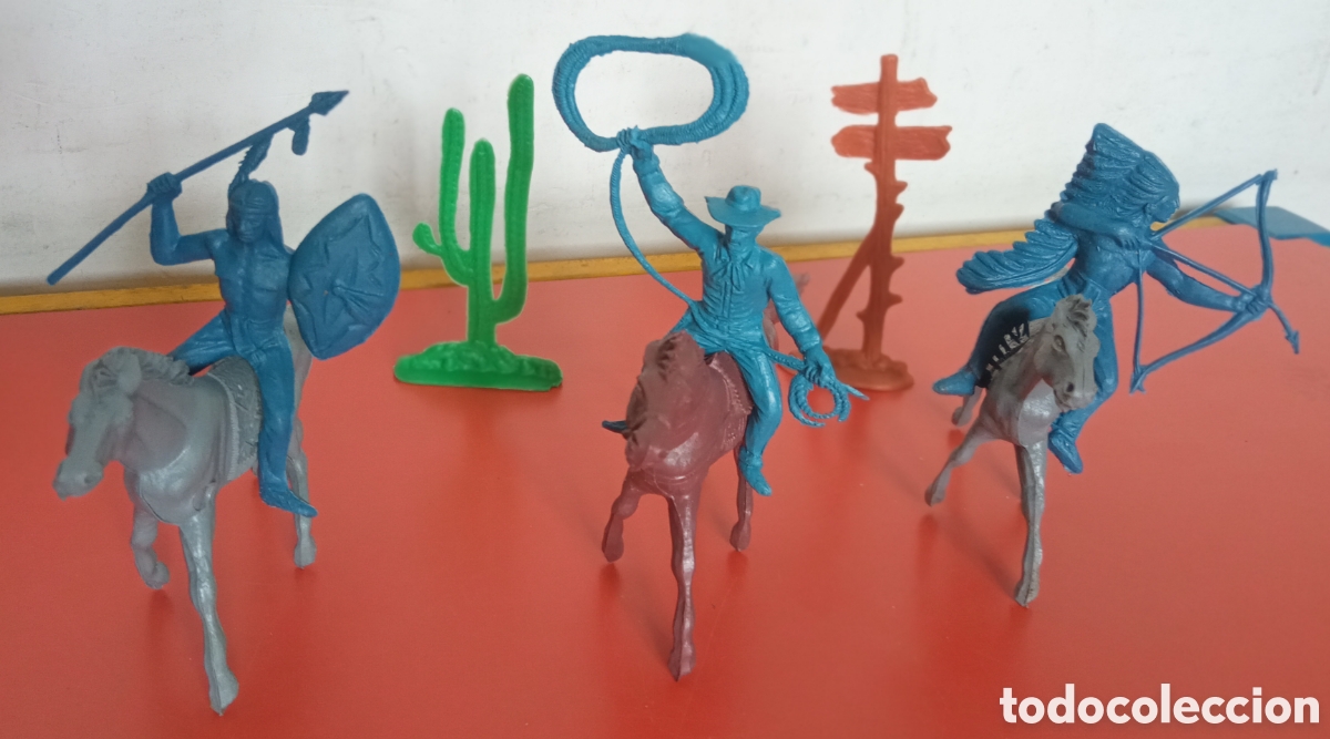 Figuras de Goma y PVC: 2 INDIOS Y 1 VAQUERO A CABALLO OESTE.REIGON 70'S.NUEVOS.