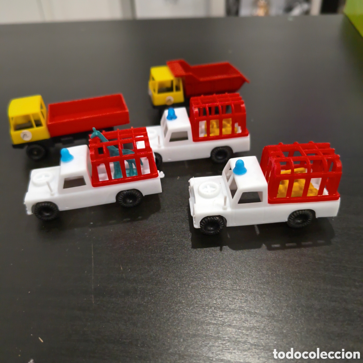 Figuras de Borracha e PVC: Figura de 2 Camiones y 3 Land Rover Santana. Camiones Ruiz. A&ntilde;os 70. Made in Spain.