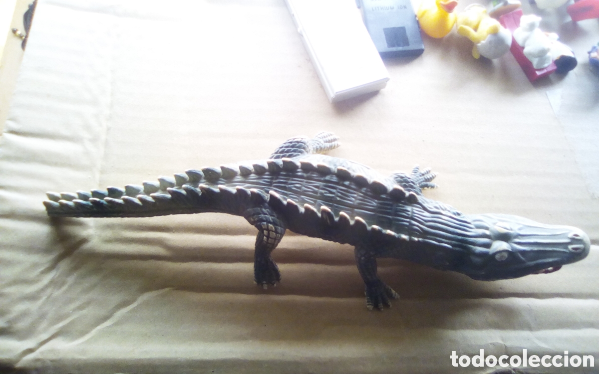 Figuras de Goma y PVC: Figura cocodrilo de pl&aacute;stico, mide 27 cm., falta punta cola.