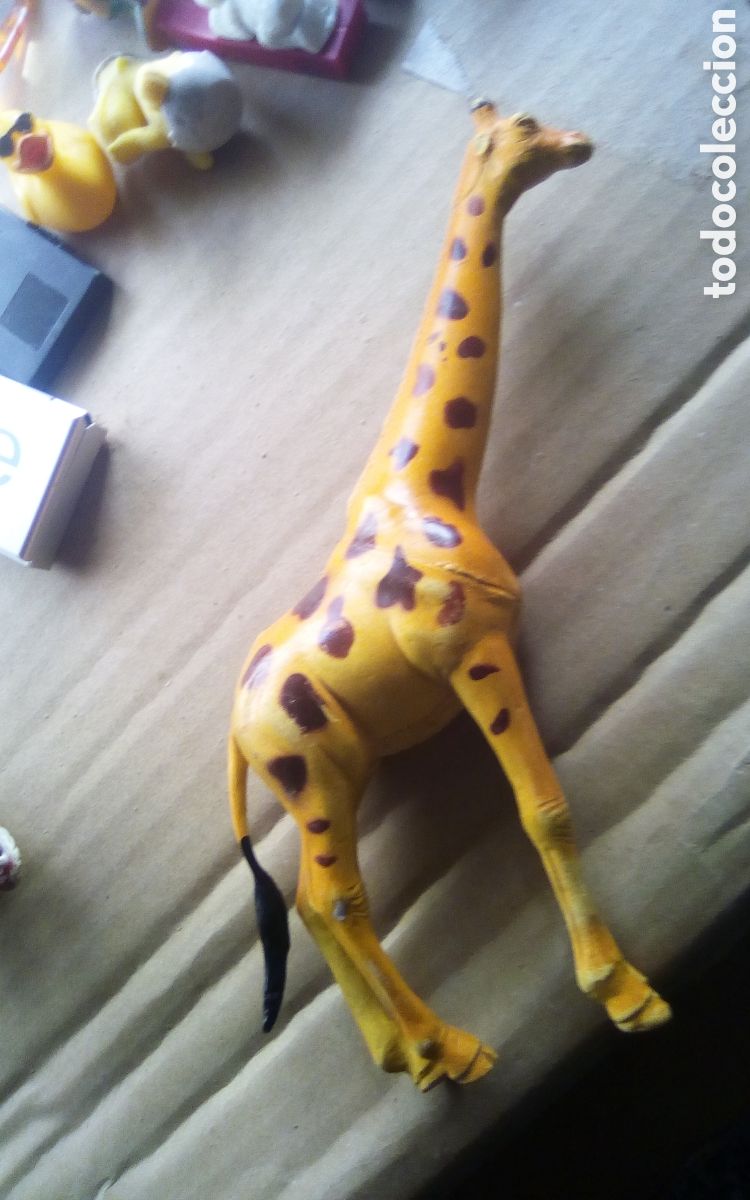 Figuras de Goma y PVC: Jirafa de pl&aacute;stico, mide 17 cm.