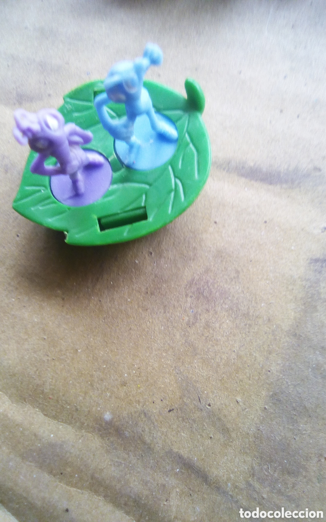 Figuras de Goma y PVC: Dos hormigas sobre una hoja, de la pel&iacute;cula Ants. Tienen movimiento rotatorio. &copy; Disney - Pixar. Ver