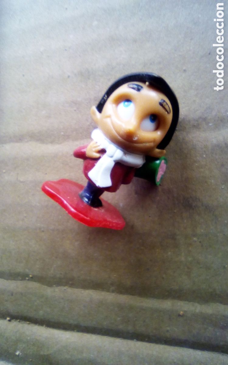 Figuras de Goma Kinder: Figura chico con ramo flores. Kinder MPG TT079. Mide 35 mm.