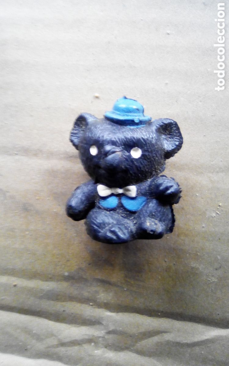 Figuras de Goma y PVC: Peque&ntilde;o koala negro con sombrero y pajarita. Pl&aacute;stico, mide 45 mm., no pone fabricante.