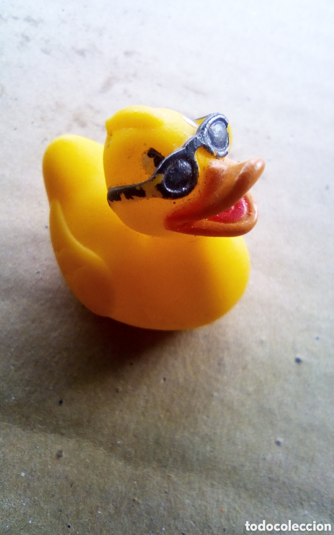 Figuras de Goma y PVC: Peque&ntilde;o patito amarillo con gafas de sol. &copy; Henson. Mide 35 mm., de goma.