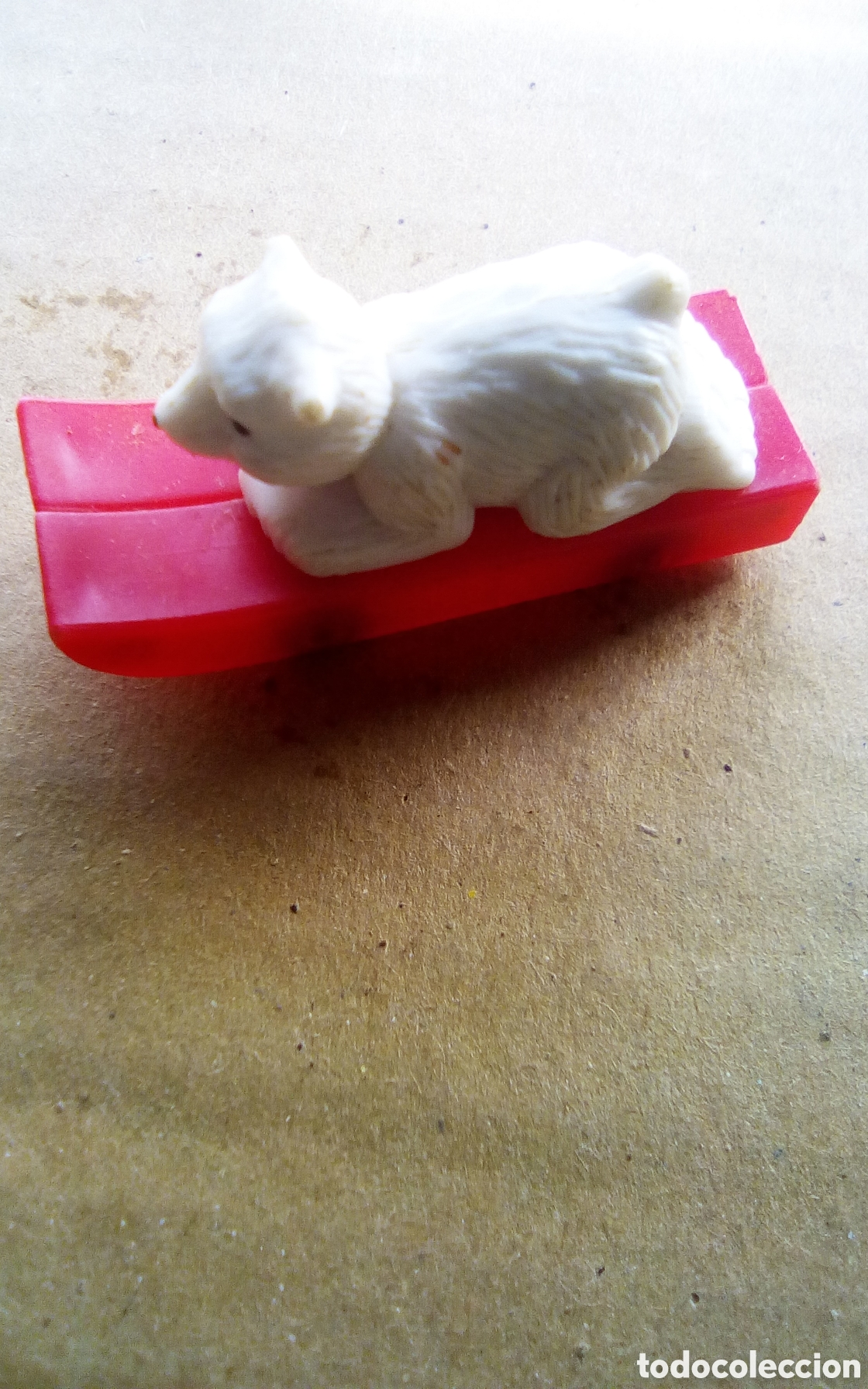 Figuras de Goma Kinder: Oso blanco en trineo con ruedas. Kinder?. Mide 45 mm.