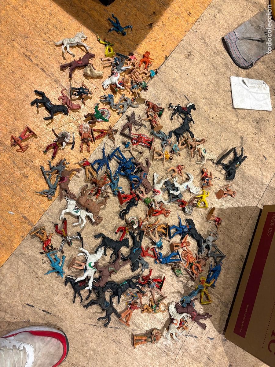 Figuras de Goma y PVC: Gran lote de indios vaqueros oeste comansi pl&aacute;stico antiguo pintados