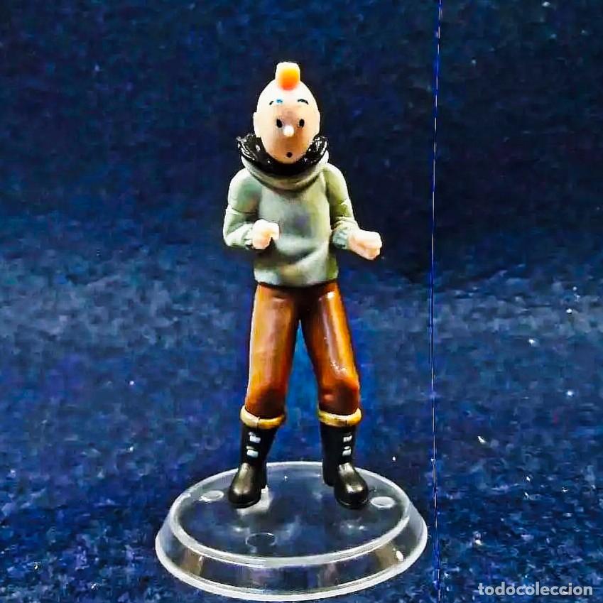 Figurines en Caoutchouc et PVC: TINTIN CON EQUIPO DE PILOTO . PVC. MED.9 X 2,5 CMS. CON PEANA. PRECINTADO
