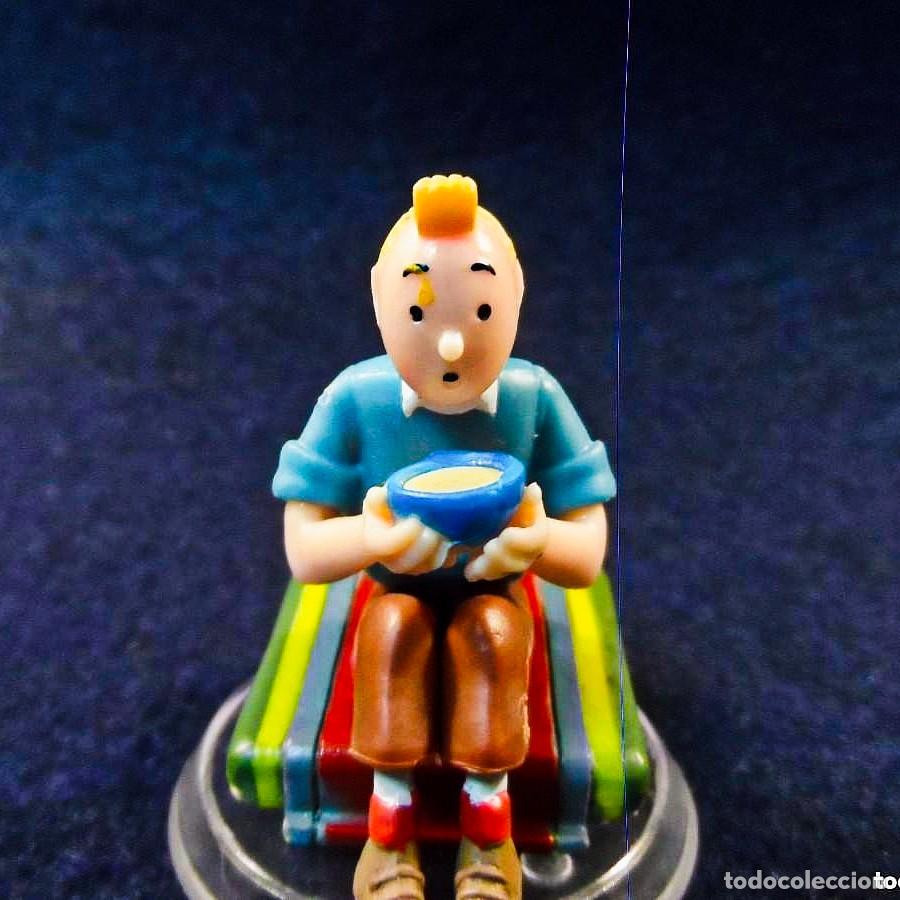Figurines en Caoutchouc et PVC: TINTIN SENTADO CON CUENCO. TINTIN EN EL TIBET. PVC. MED. 50 X 30 MM. PRECINTADO