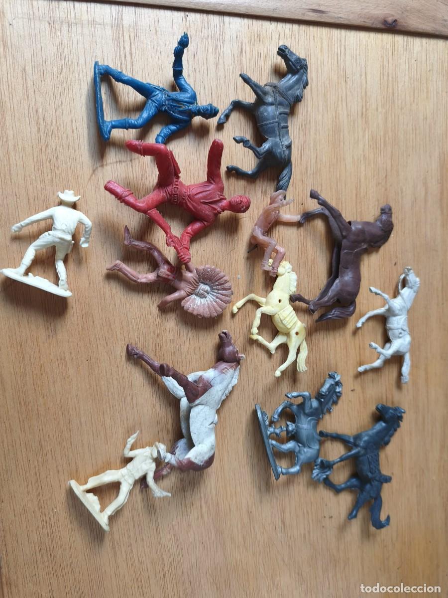 Figuras de Goma y PVC: Lote Figuras Antiguas Indios y Vaqueros Pl&aacute;stico -A&ntilde;os 70/80 (13 Piezas