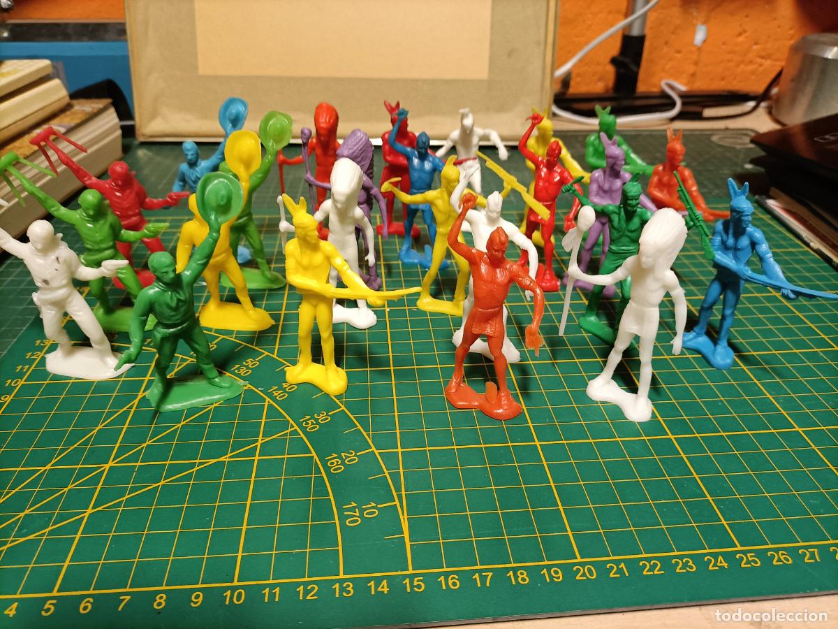 Figuras de Goma y PVC: ESPECTACULAR LOTE DE 25 INDIOS Y VAQUEROS PLASTICO MONOCROMO JUGUETE A&Ntilde;OS 70