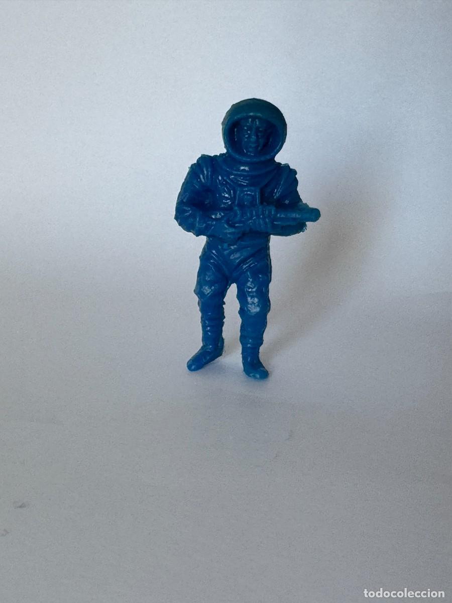 Figuras de Goma y PVC: ANTIGUA FIGURA REGALO PROMOCIONAL HELADOS CAMY - ASTRONAUTA COSMONAUTAS - CAMYJET A&Ntilde;OS 60 / 70 AZUL