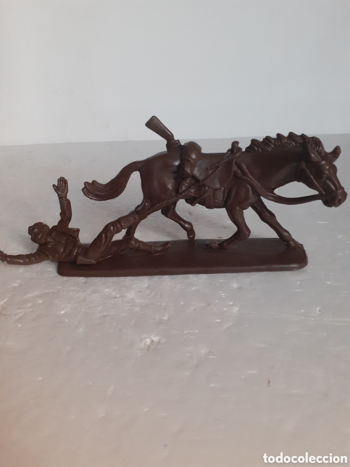 Figuras de Goma y PVC: FIGURA VAQUERO ARRASTRADO POR CABALLO PLASTICO ATLANTIC RARA