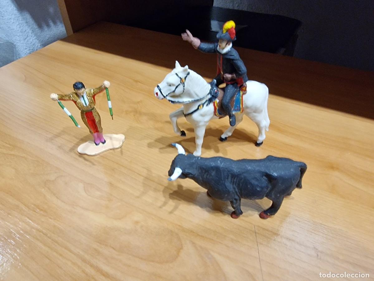 Figuras de Goma y PVC: Lote 2753. Banderillero, alguacilillo y tor