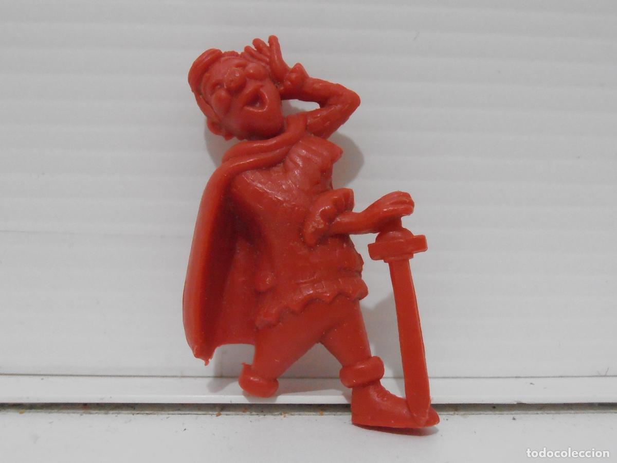 Figuras de Goma y PVC: FIGURA DUNKIN ROJA LE FALTA UN PIE