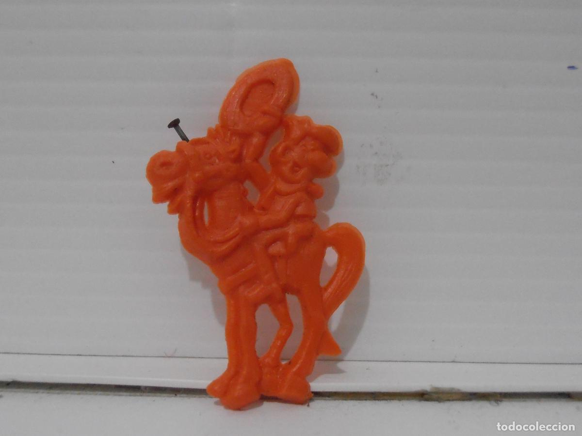 Figuras de Goma y PVC: FIGURA BROCHE PIN DUNKIN PIPAS CHURRUCA PROMOCIONAL ALFILER VAQUERO CON CABALLO ROJO