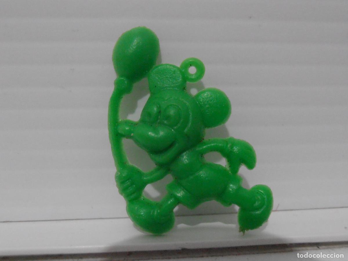 Figuras de Goma y PVC: FIGURA COLGANTE DUNKIN MICKEY MOUSE VERDE