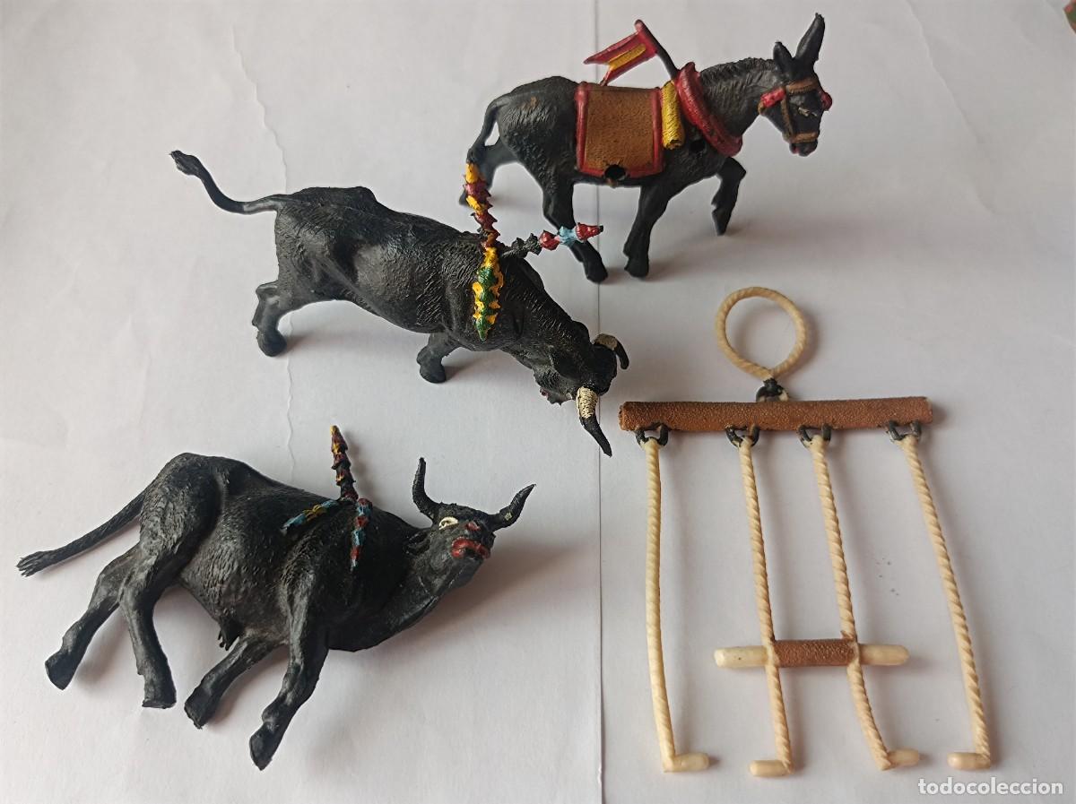 Figuras de Goma y PVC: FIGURAS DE PL&Aacute;STICO MULA DE ARRASTRE Y TOROS FABRICANTE TEIXIDO SERIE PLAZA DE TOROS