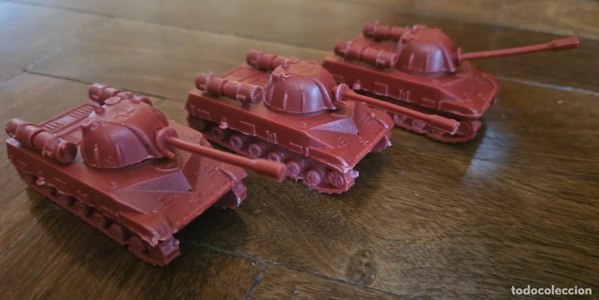 Figuras de Goma y PVC: Lote 3 Stalin Tank tanques Rusia Uni&oacute;n Sovi&eacute;tica URSS color rojo oscuro Montaplex Monta-Plex