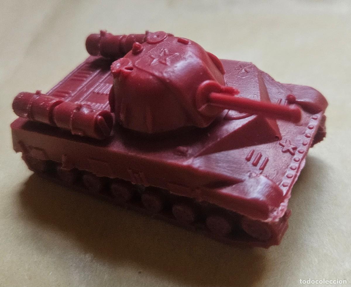 Figuras de Goma y PVC: Stalin Tank tanque Rusia Uni&oacute;n Sovi&eacute;tica URSS color rojo oscuro Montaplex Monta-Plex incompleto