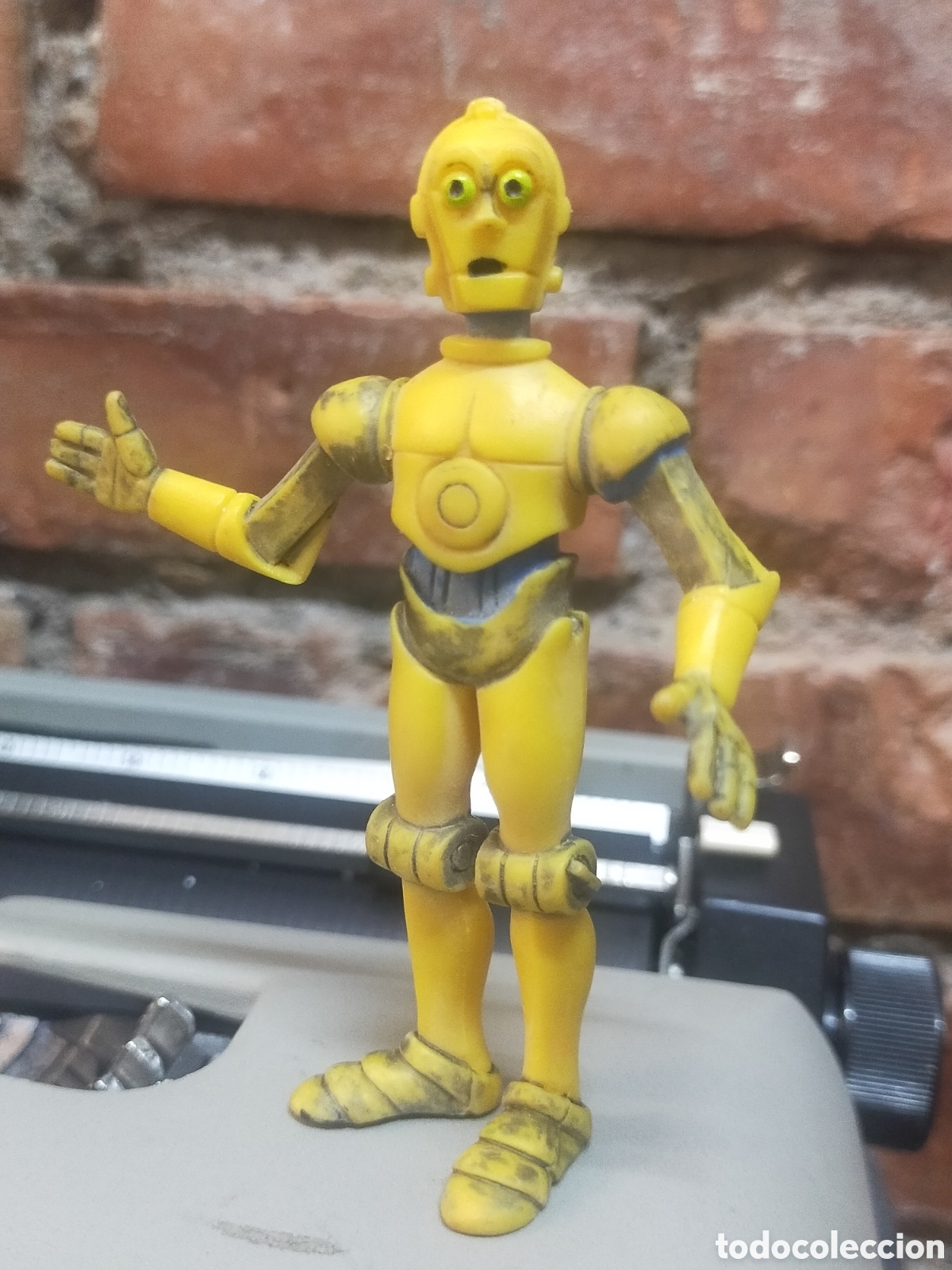 Figuras de Goma y PVC: Figura coleccionable del personaje C-3PO de Star Wars.