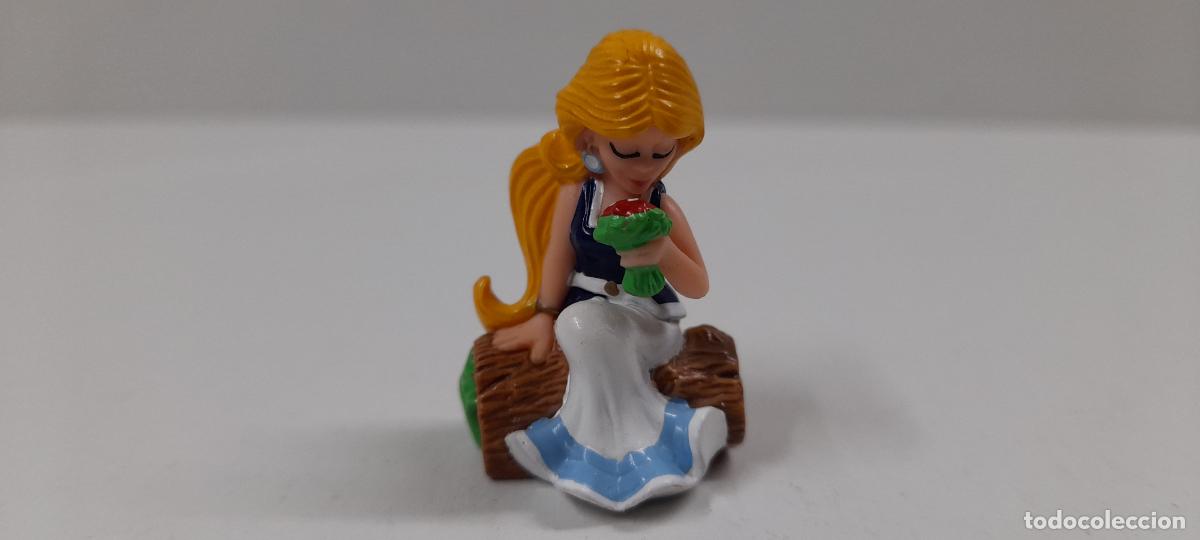 Figuras de Goma Kinder: FALBALA - SERIE ASTERIX Y OBELIX . FIGURA PROMOCIONAL KINDER . ALTURA 3,6 CM