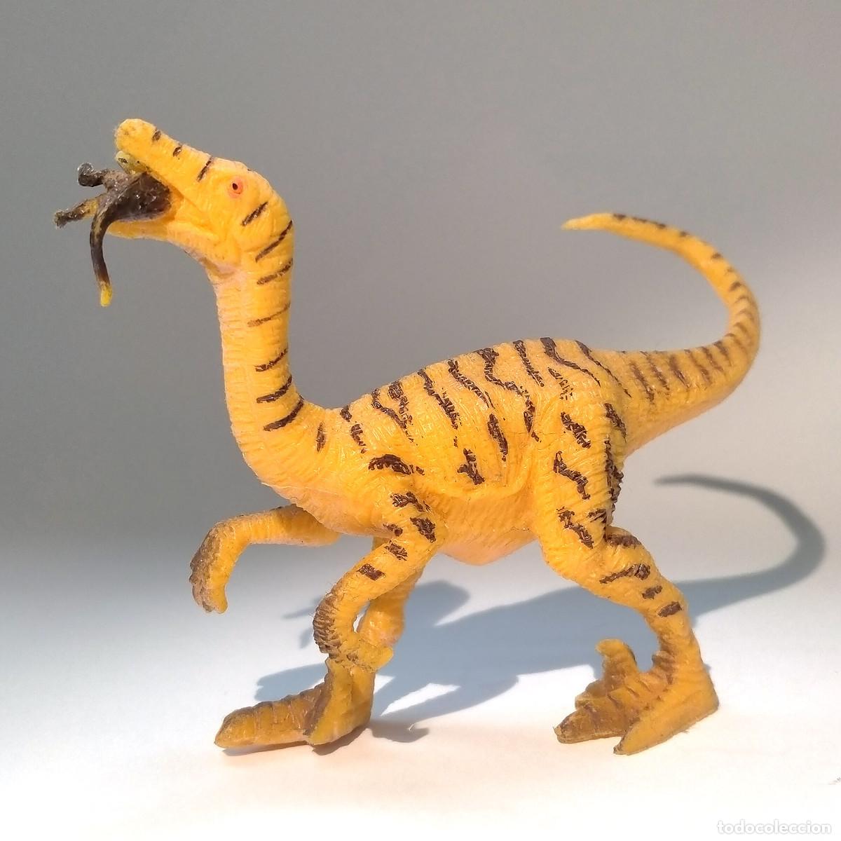 Figuras de Goma y PVC: Velociraptor con presa. Figura de dinosaurio