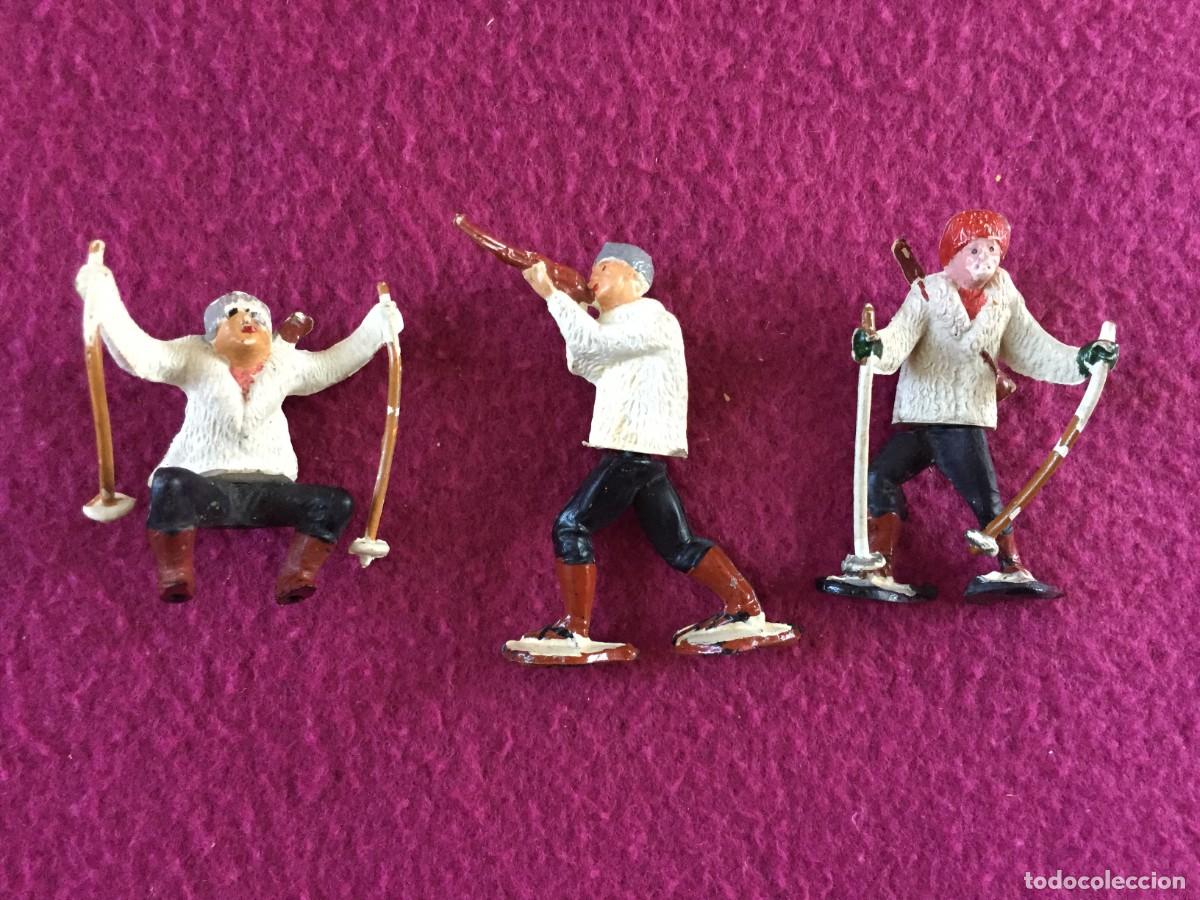 Figuras de Goma y PVC: 3 FIGURAS SERIE CANADA, ESQUIADORES o SERIE POLAR DE GOMA, FABRICADO POR GAMA, 1950s RARO