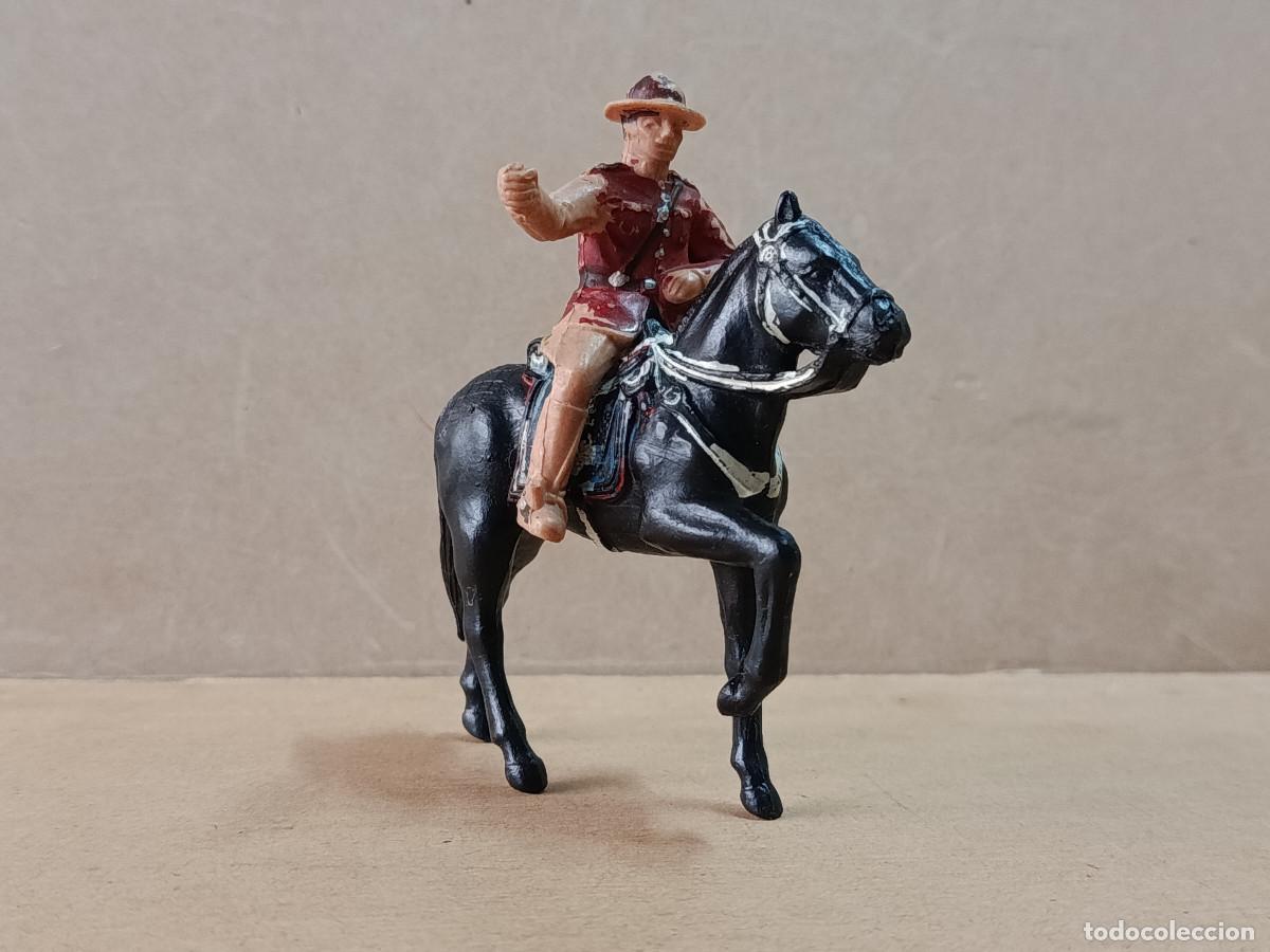Figure di Gomma e PVC: FIGURA DE PL&Aacute;STICO REAL POLIC&Iacute;A MONTADA DEL CANAD&Aacute; A CABALLO REAMSA