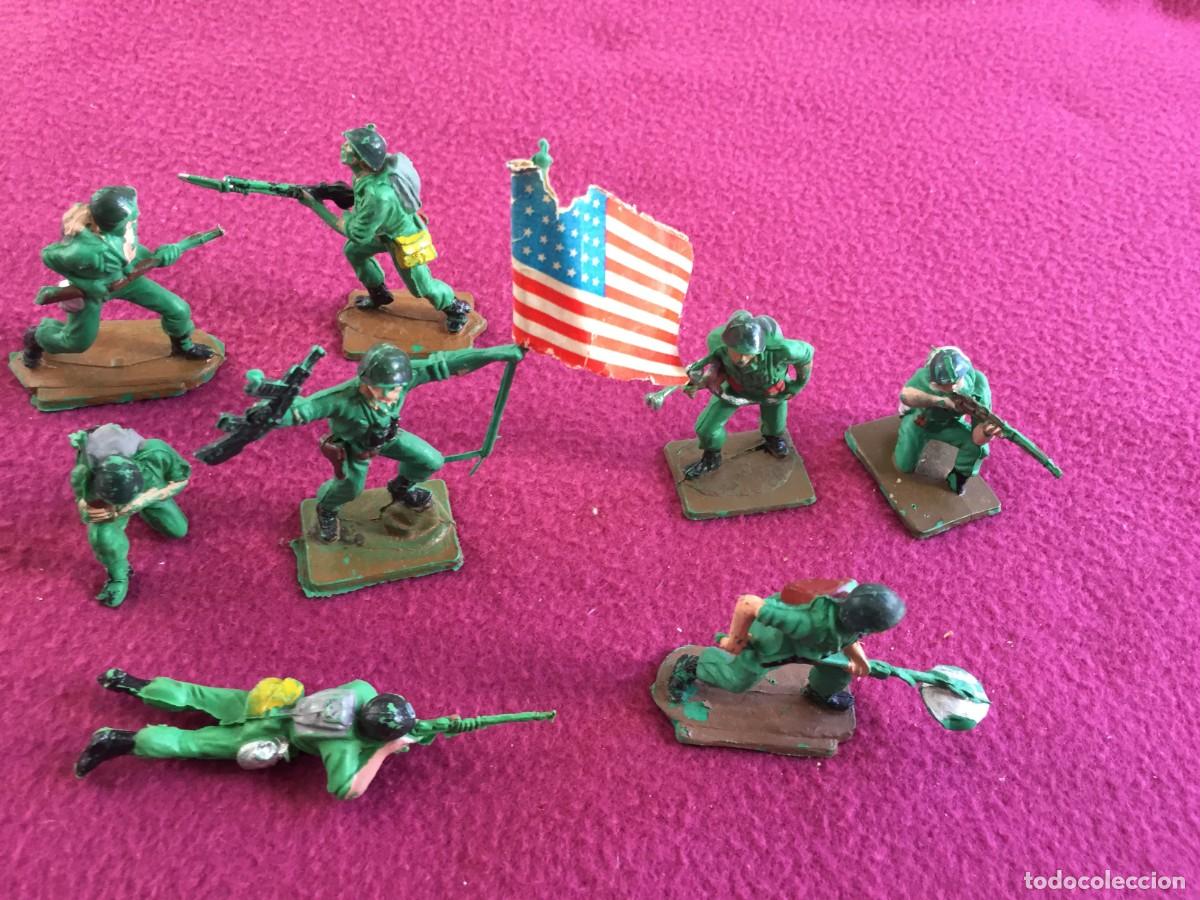 Figuras de Goma y PVC: Soldados de la serie americanos en combate de Pech con abanderado. 1960