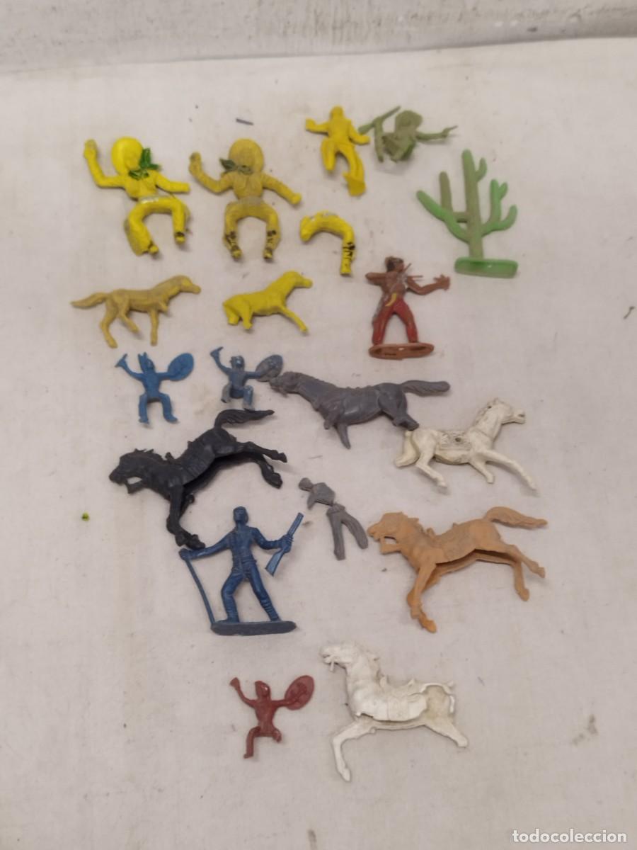 Figuras de Goma y PVC: Lote de aproximadamente 20 mu&ntilde;ecos de indios y vaqueros tipo comansi. Tal cual con faltas. Ver fotos