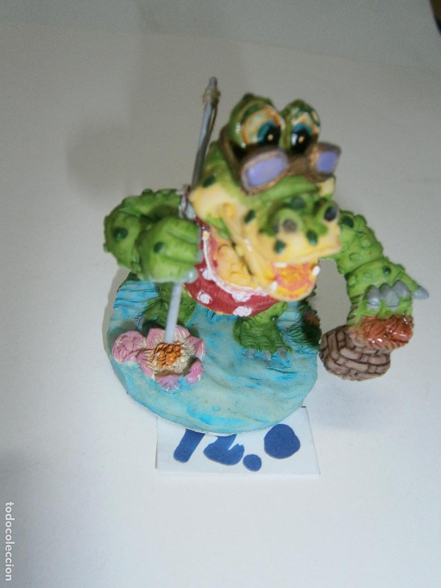 Figuras de Goma y PVC: ANTIGUA FIGURA DE RESINA +- 5 CM - COCODRILO PESCADOR