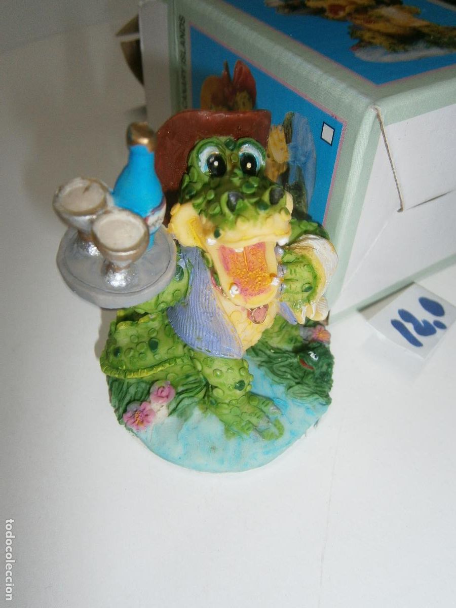 Figuras de Goma y PVC: ANTIGUA FIGURA DE RESINA +- 5 CM - COCODRILO CAMARERO