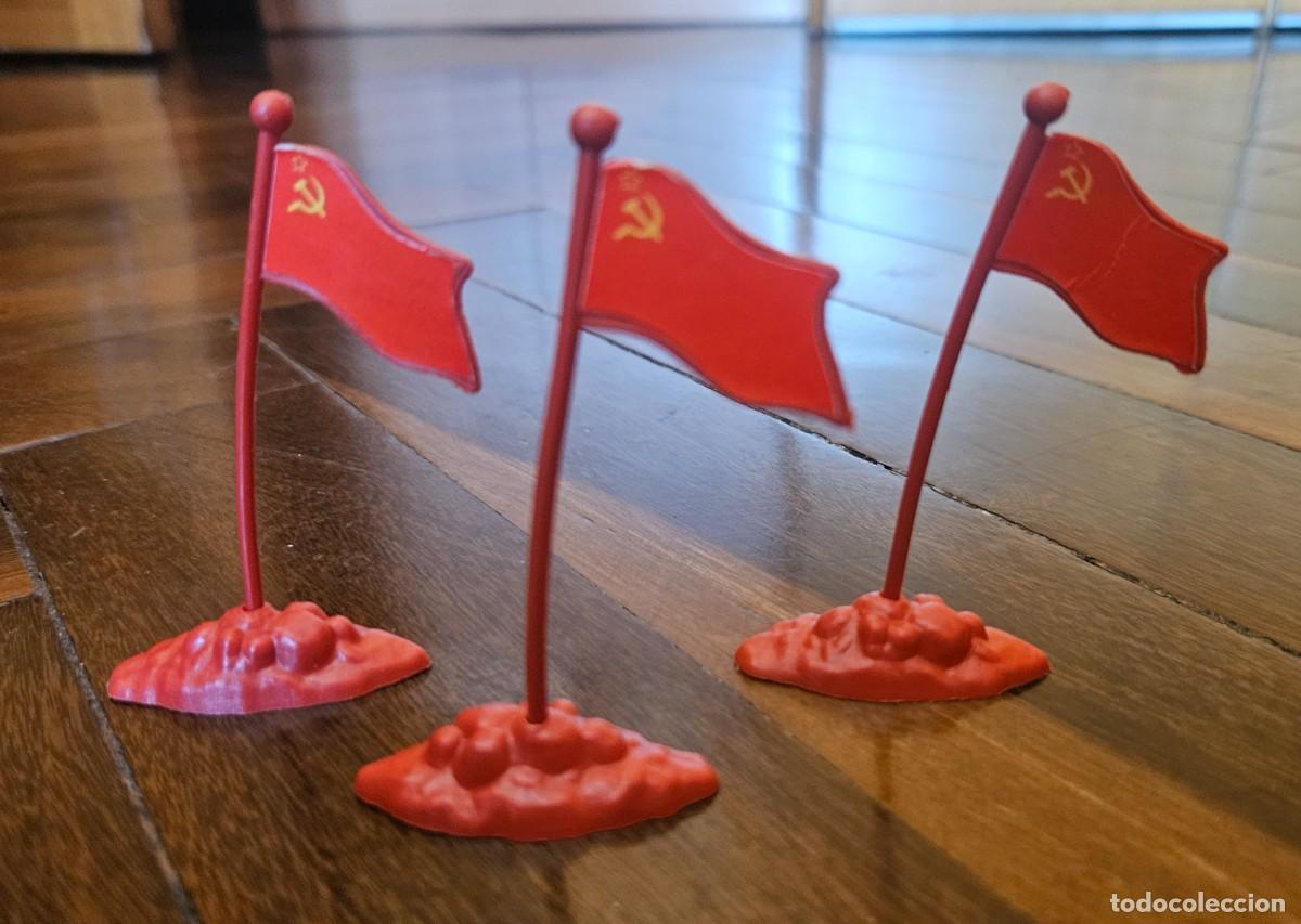 Figuras de Goma y PVC: Lote 3 Banderas URSS Uni&oacute;n Sovi&eacute;tica Rusia - Montaplex Monta-Plex Montaman soldaditos 7,5 cms alto