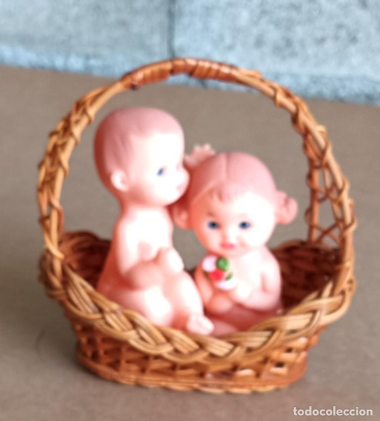 Figure di Gomma e PVC: Pareja de mu&ntilde;ecos de goma con cesta FARITA - Cesta de mimbre