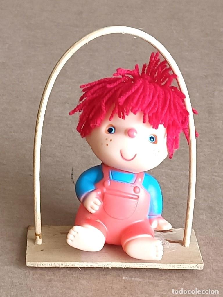 Figure di Gomma e PVC: Mu&ntilde;eco de goma POPITO - con columpio de madera