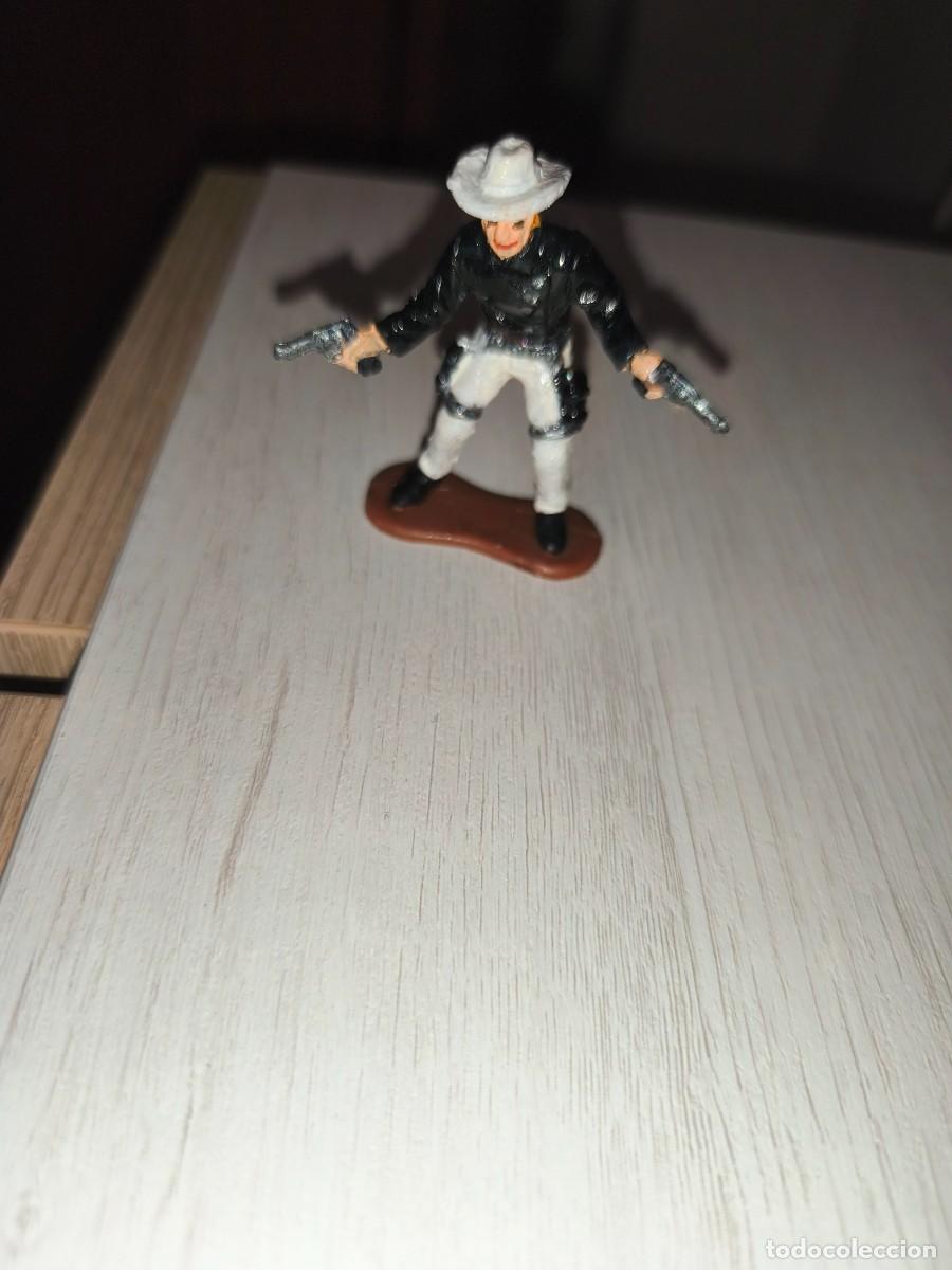 Figuras de Goma y PVC: Mu&ntilde;ecos indios y vaqueros