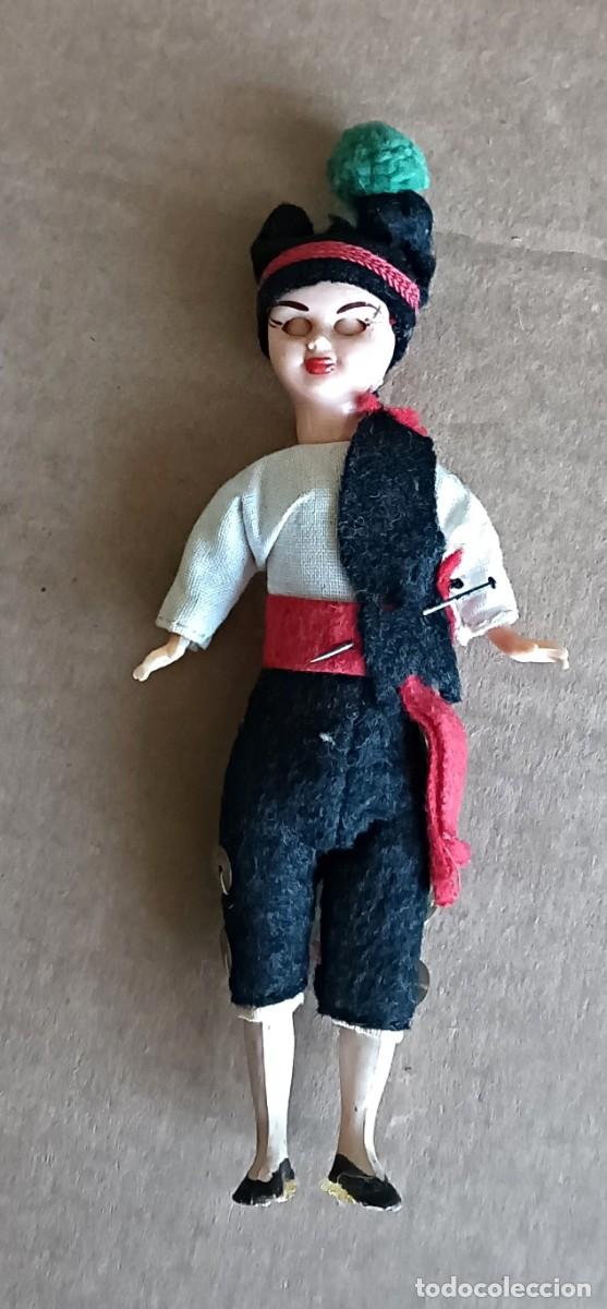 Figuras de Goma y PVC: Mu&ntilde;eco traje regional de Catalu&ntilde;a - Ojos durmientes - Pl&aacute;stico antiguo o celuloide -Altura 13 cm.