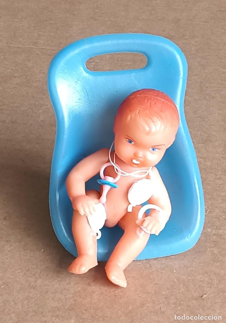 Figuras de Goma y PVC: Beb&eacute; de goma sobre asiento infantil