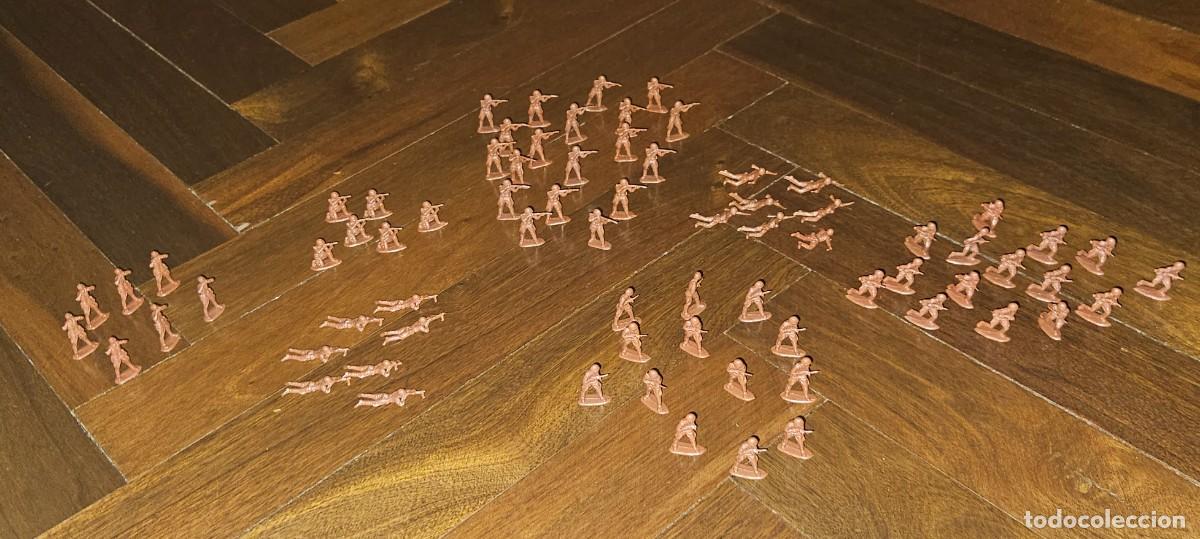 Figuras de Goma y PVC: Lote 73 soldaditos rusos sovi&eacute;ticos tipo Airfix Montaplex rojo oscuro granate goma infanter&iacute;a URSS